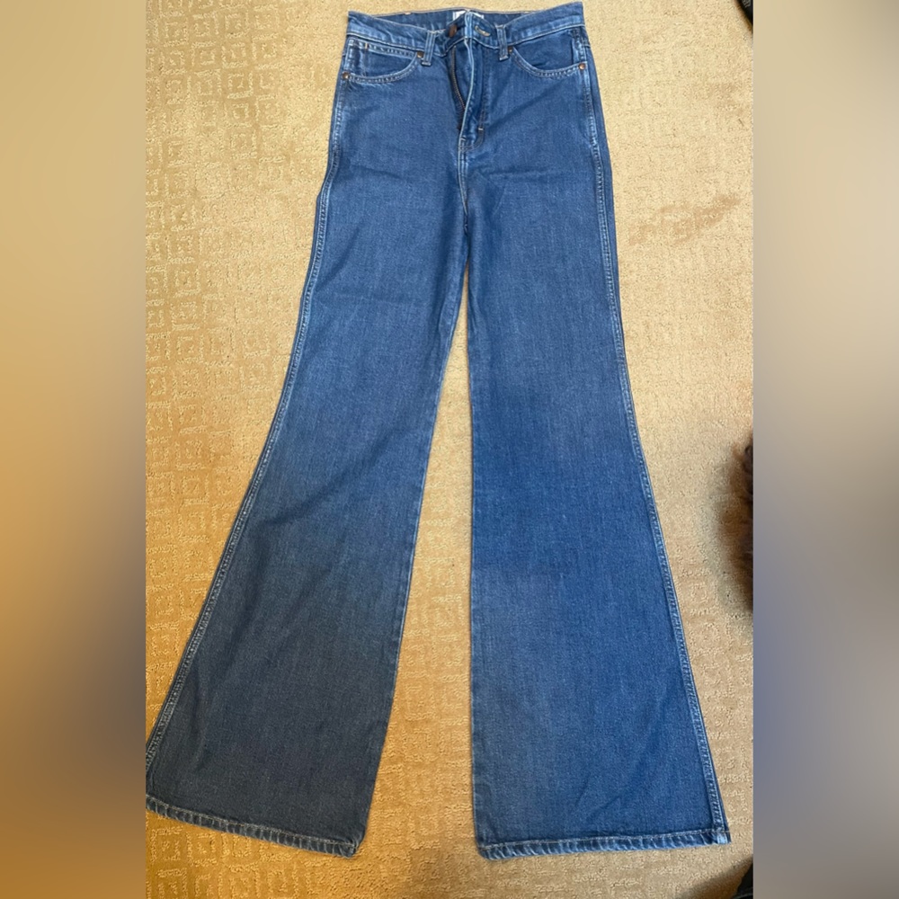 Wrangler women’s high rise bell bottom jeans